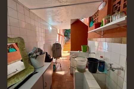 Casa à venda com 246m², 6 quartos e 3 vagas Casa à venda com 246m², 6 quartos e 3 vagasQuarto de Serviço