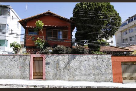 Casa à venda com 340m², 4 quartos e 2 vagasFachada