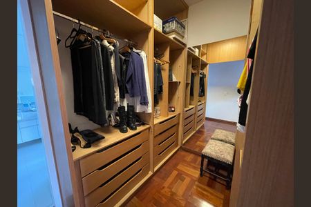 Casa à venda com 449m², 3 quartos e 4 vagas Casa à venda com 449m², 3 quartos e 4 vagasCloset Quarto 3