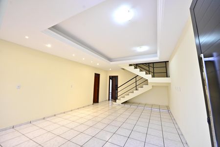 Sala de casa para alugar com 4 quartos, 254m² em Serrinha, Goiânia