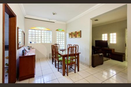 Casa à venda com 260m², 4 quartos e 2 vagas Casa à venda com 260m², 4 quartos e 2 vagasSala de Jantar