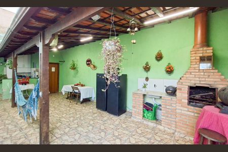 Casa à venda com 260m², 4 quartos e 2 vagas Casa à venda com 260m², 4 quartos e 2 vagasQuintal