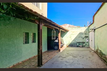 Casa à venda com 260m², 4 quartos e 2 vagas Casa à venda com 260m², 4 quartos e 2 vagasGaragem