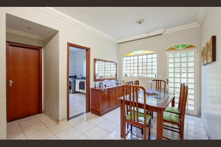 Casa à venda com 260m², 4 quartos e 2 vagas Casa à venda com 260m², 4 quartos e 2 vagasSala de Jantar