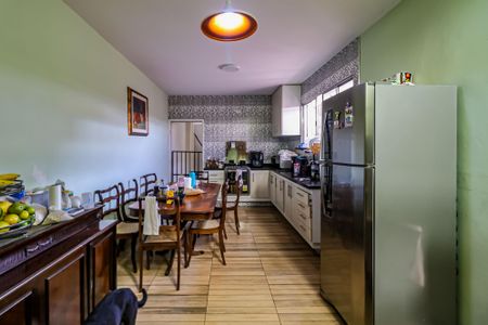 Casa à venda com 180m², 5 quartos e 2 vagas Casa à venda com 180m², 5 quartos e 2 vagasCozinha