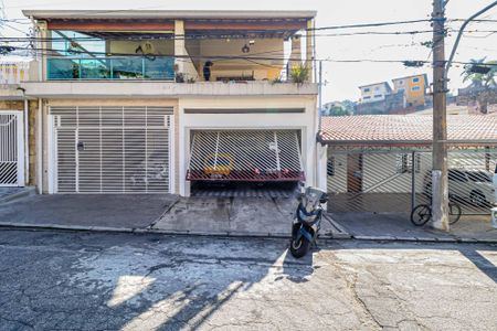 Casa à venda com 180m², 5 quartos e 2 vagas Casa à venda com 180m², 5 quartos e 2 vagasFachada