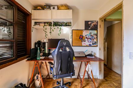 Casa à venda com 180m², 5 quartos e 2 vagas Casa à venda com 180m², 5 quartos e 2 vagasEscritório