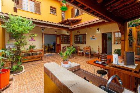 Casa à venda com 300m², 6 quartos e 3 vagas Casa à venda com 300m², 6 quartos e 3 vagasÁrea de Lazer