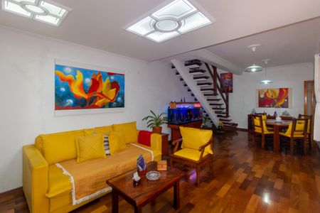 Casa à venda com 300m², 6 quartos e 3 vagas Casa à venda com 300m², 6 quartos e 3 vagasSala