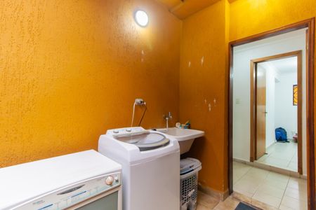 Casa à venda com 300m², 6 quartos e 3 vagas Casa à venda com 300m², 6 quartos e 3 vagasCasa 2 - Área de Serviço