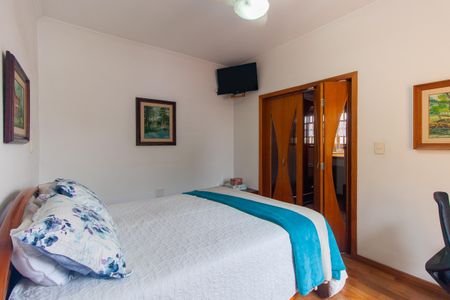 Casa à venda com 300m², 6 quartos e 3 vagas Casa à venda com 300m², 6 quartos e 3 vagasSuíte