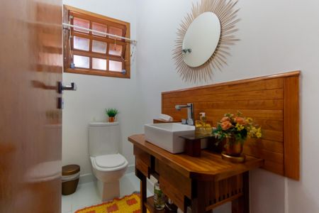 Casa à venda com 300m², 6 quartos e 3 vagas Casa à venda com 300m², 6 quartos e 3 vagasLavabo