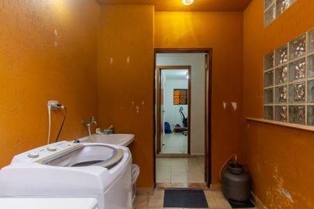 Casa à venda com 300m², 6 quartos e 3 vagas Casa à venda com 300m², 6 quartos e 3 vagasCasa 2 - Área de Serviço