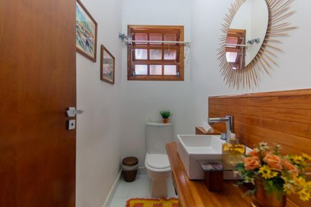 Casa à venda com 300m², 6 quartos e 3 vagas Casa à venda com 300m², 6 quartos e 3 vagasLavabo