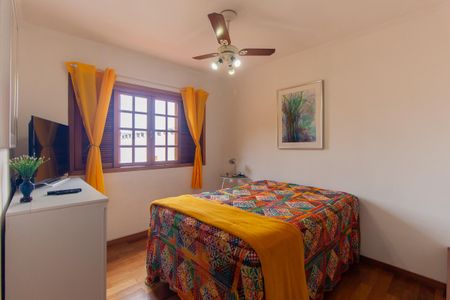 Casa à venda com 300m², 6 quartos e 3 vagas Casa à venda com 300m², 6 quartos e 3 vagasQuarto 2