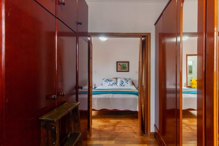 Casa à venda com 300m², 6 quartos e 3 vagas Casa à venda com 300m², 6 quartos e 3 vagasCloset