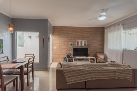 Casa à venda com 99m², 3 quartos e 2 vagas Casa à venda com 99m², 3 quartos e 2 vagasSala
