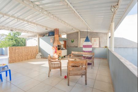 Casa à venda com 99m², 3 quartos e 2 vagas Casa à venda com 99m², 3 quartos e 2 vagasTerraço