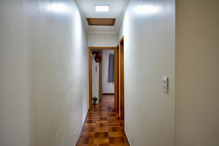 Casa à venda com 211m², 3 quartos e 4 vagas Casa à venda com 211m², 3 quartos e 4 vagasCorredor
