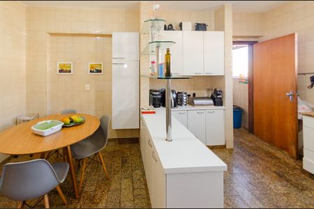 Apartamento para alugar com 419m², 4 quartos e 4 vagas Apartamento para alugar com 419m², 4 quartos e 4 vagasCozinha