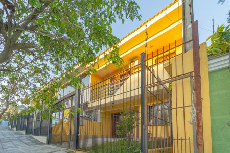 Casa à venda com 183m², 3 quartos e 2 vagas Casa à venda com 183m², 3 quartos e 2 vagasFachada