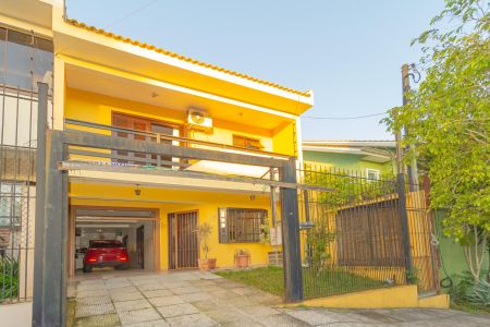 Casa à venda com 183m², 3 quartos e 2 vagas Casa à venda com 183m², 3 quartos e 2 vagasFachada