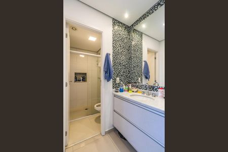 Banheiro de apartamento para alugar com 1 quarto, 50m² em Alphaville Industrial, Barueri