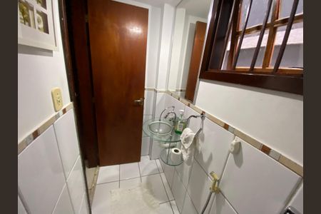 Casa à venda com 280m², 3 quartos e 2 vagas Casa à venda com 280m², 3 quartos e 2 vagasLavabo
