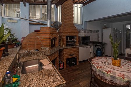 Casa à venda com 210m², 6 quartos e 2 vagas Casa à venda com 210m², 6 quartos e 2 vagasEspaço Gourmet