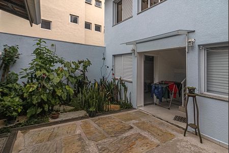 Casa à venda com 210m², 6 quartos e 2 vagas Casa à venda com 210m², 6 quartos e 2 vagasQuintal
