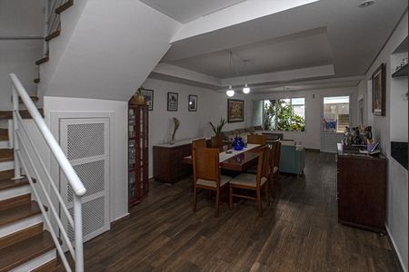 Casa à venda com 210m², 6 quartos e 2 vagas Casa à venda com 210m², 6 quartos e 2 vagasSala