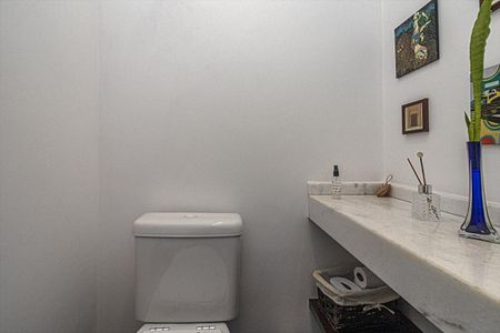 Casa à venda com 210m², 6 quartos e 2 vagas Casa à venda com 210m², 6 quartos e 2 vagasLavabo