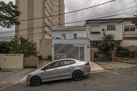 Casa à venda com 210m², 6 quartos e 2 vagas Casa à venda com 210m², 6 quartos e 2 vagasFachada