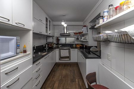 Casa à venda com 210m², 6 quartos e 2 vagas Casa à venda com 210m², 6 quartos e 2 vagasCozinha