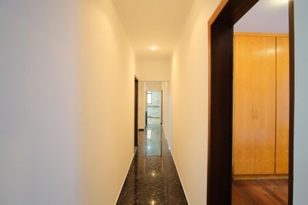 Casa à venda com 300m², 4 quartos e 4 vagasCorredor