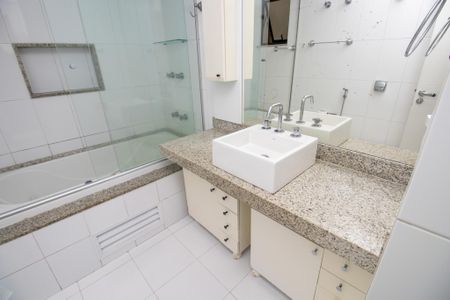 Apartamento à venda com 90m², 2 quartos e 1 vaga Apartamento à venda com 90m², 2 quartos e 1 vagaBanheiro da Suíte