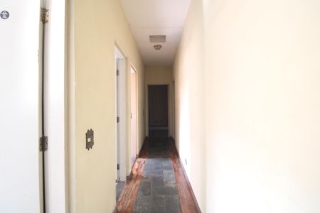 Casa à venda com 200m², 4 quartos e 4 vagasCorredor