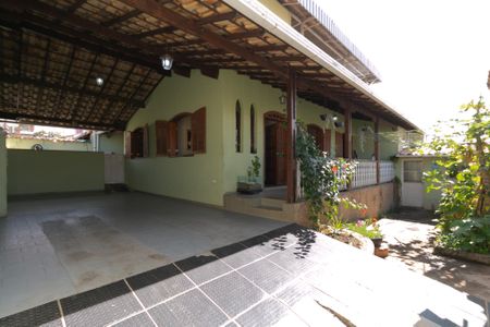 Casa à venda com 301m², 4 quartos e 4 vagas Casa à venda com 301m², 4 quartos e 4 vagasÁrea Externa