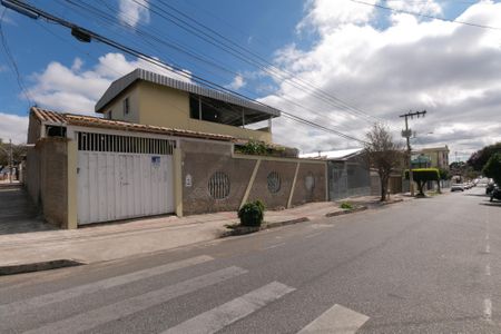 Casa à venda com 301m², 4 quartos e 4 vagas Casa à venda com 301m², 4 quartos e 4 vagasFachada