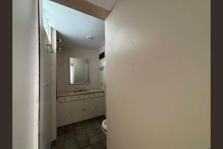 Apartamento à venda com 285m², 4 quartos e 3 vagasBanheiro da Suíte 1