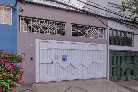 Casa à venda com 100m², 3 quartos e 2 vagas Casa à venda com 100m², 3 quartos e 2 vagasFachada