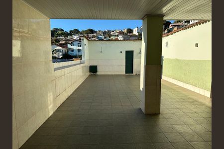 Casa à venda com 600m², 3 quartos e 2 vagas Casa à venda com 600m², 3 quartos e 2 vagasÁrea de serviço