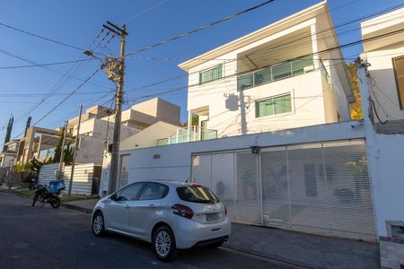 Casa para alugar com 400m², 3 quartos e 2 vagas Casa para alugar com 400m², 3 quartos e 2 vagasFachada