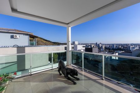 Casa para alugar com 400m², 3 quartos e 2 vagas Casa para alugar com 400m², 3 quartos e 2 vagasVaranda da Sala