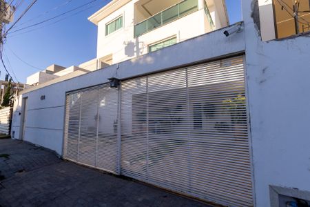 Casa para alugar com 400m², 3 quartos e 2 vagas Casa para alugar com 400m², 3 quartos e 2 vagasFachada