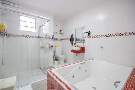 Casa à venda com 350m², 3 quartos e 4 vagasBanheiro da Suíte 1