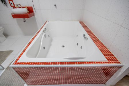 Casa à venda com 350m², 3 quartos e 4 vagasBanheiro da Suíte 1