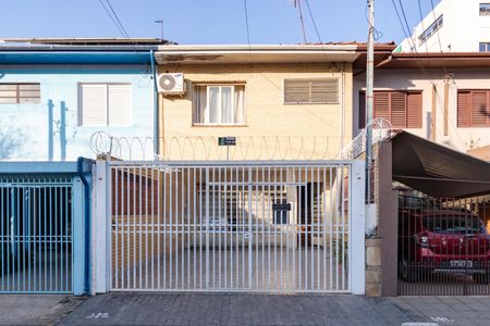 Casa à venda com 200m², 3 quartos e 2 vagas Casa à venda com 200m², 3 quartos e 2 vagasFachada
