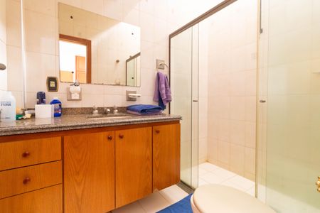 Casa à venda com 450m², 5 quartos e 4 vagas Casa à venda com 450m², 5 quartos e 4 vagasBanheiro da Suíte 02