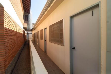 Casa à venda com 450m², 5 quartos e 4 vagas Casa à venda com 450m², 5 quartos e 4 vagasCorredor dos quartos anexos